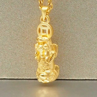 纯金安雅貔貅钱币吊坠，寓意好运与繁荣