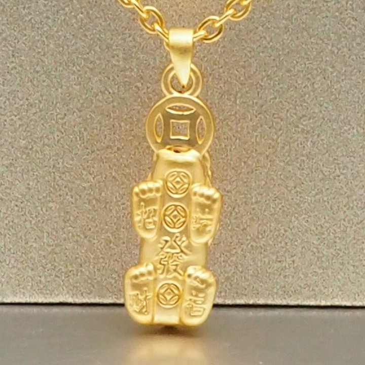 纯金安雅貔貅钱币吊坠，寓意好运与繁荣
