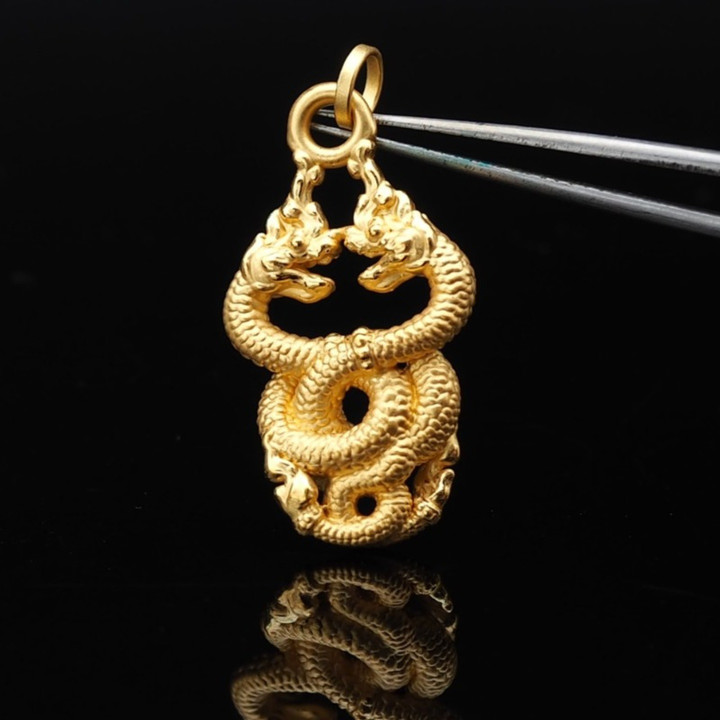 优雅的 Anya 蛇形吊坠，99.9% 纯金打造