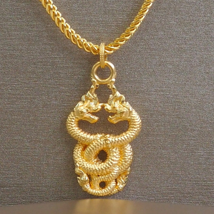 优雅的 Anya 蛇形吊坠，99.9% 纯金打造