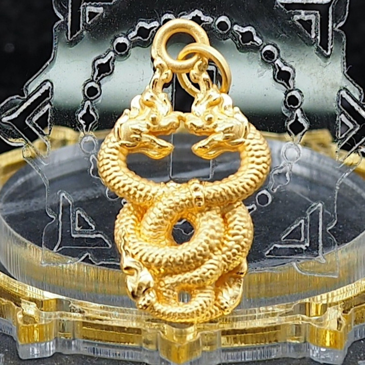 优雅的 Anya 蛇形吊坠，99.9% 纯金打造