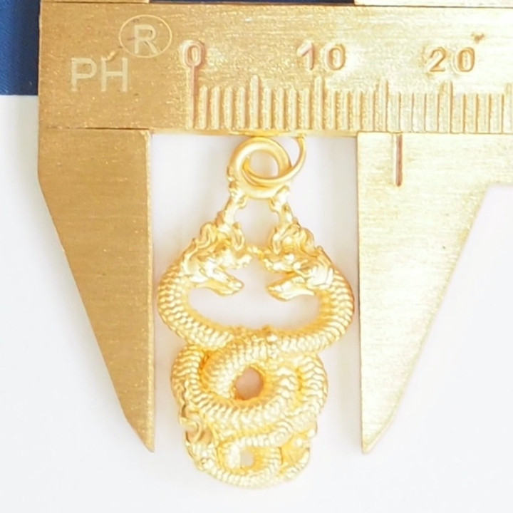 优雅的 Anya 蛇形吊坠，99.9% 纯金打造