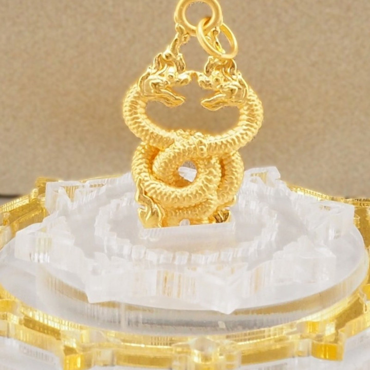 优雅的 Anya 蛇形吊坠，99.9% 纯金打造