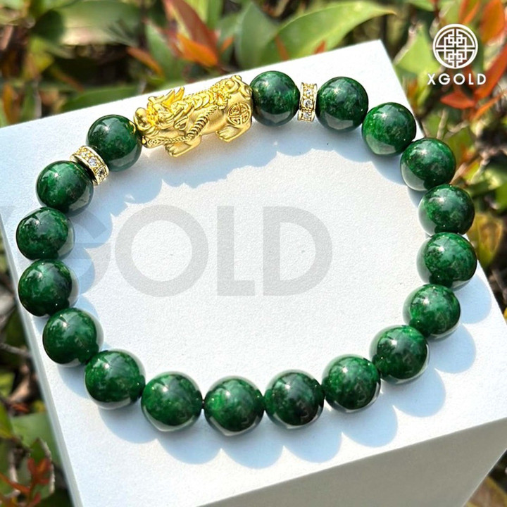 纯金貔貅（神话生物），重0.7-1克，饰有一对水下宝石吊坠。