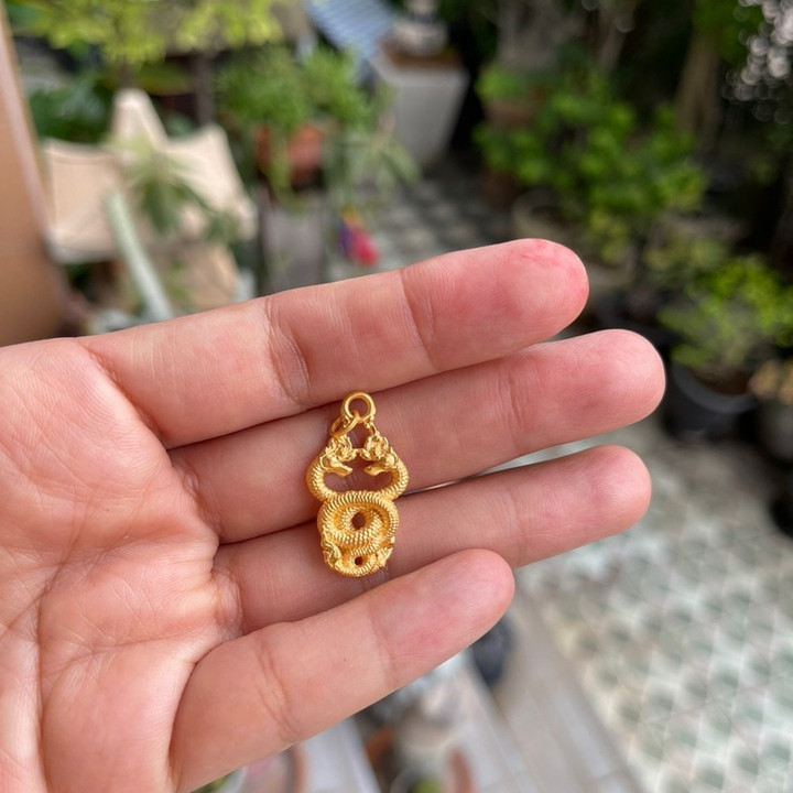 优雅的 Anya 蛇形吊坠，99.9% 纯金打造