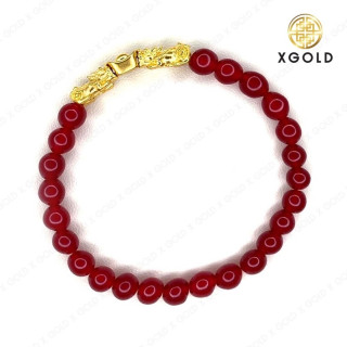 一对貔貅（神话生物）手捧真金锭。