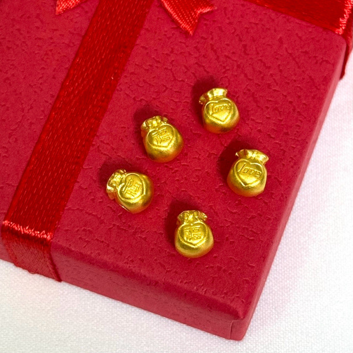 纯金吊坠 | 99.9% 纯金，小巧精致