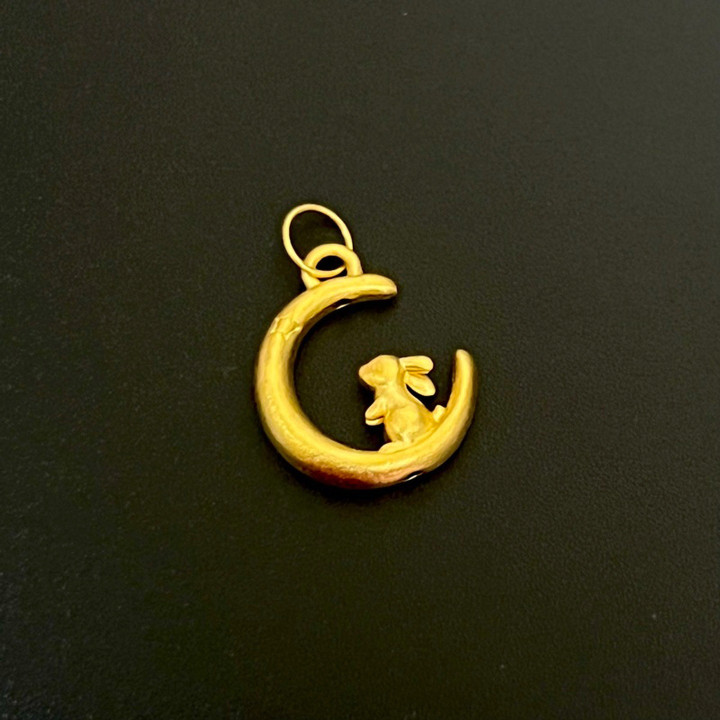 纯金吊坠 | 99.9% 黄金，精致且经认证