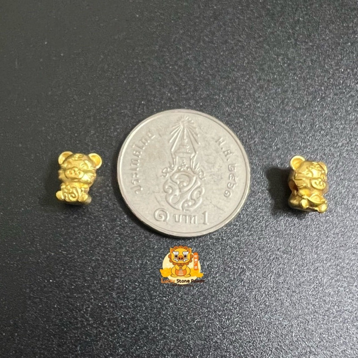 纯金老虎吊坠：吉祥象征，附带证书。