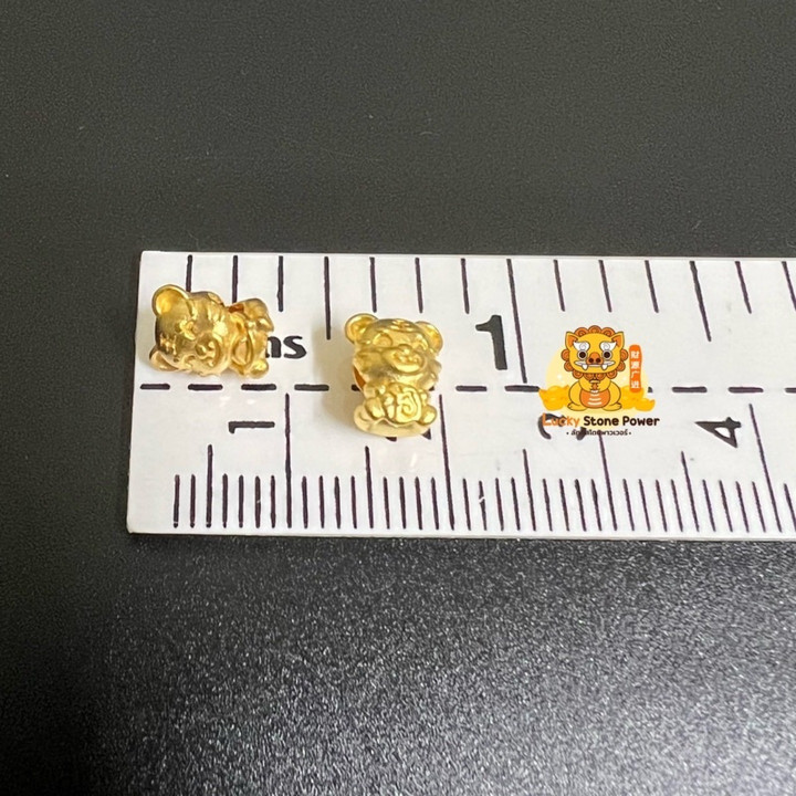 纯金老虎吊坠：吉祥象征，附带证书。