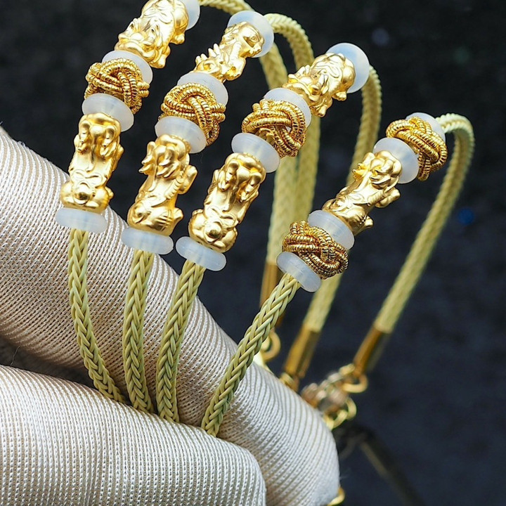 Lucky Pi Xiu Gold Pendant | Pure & Auspicious Symbol