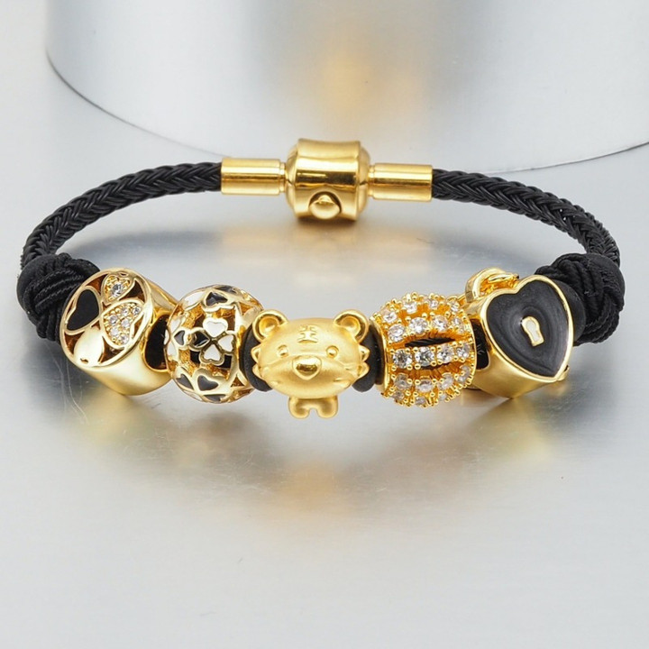 用 Anya 24K 金吊坠庆祝虎年