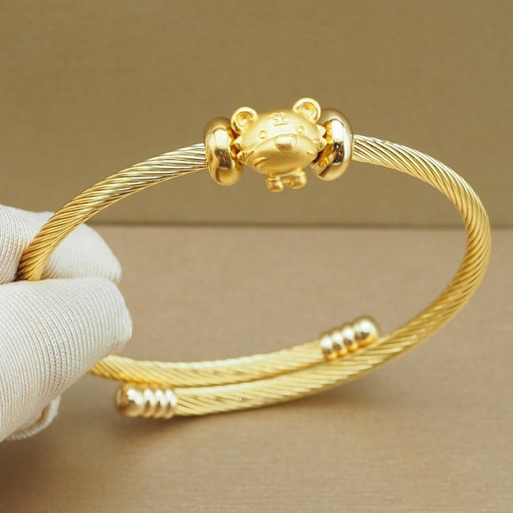 用 Anya 24K 金吊坠庆祝虎年