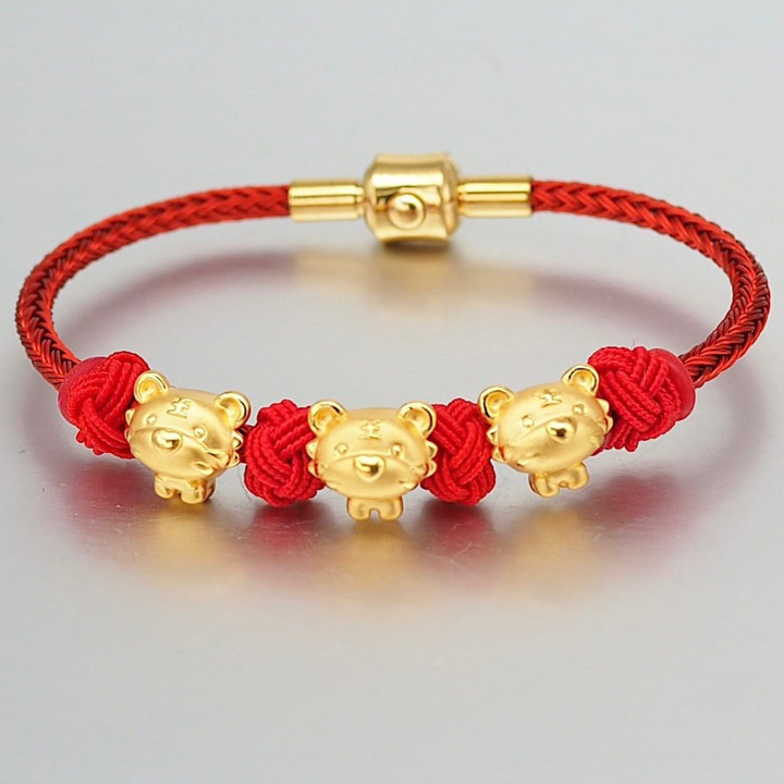 用 Anya 24K 金吊坠庆祝虎年