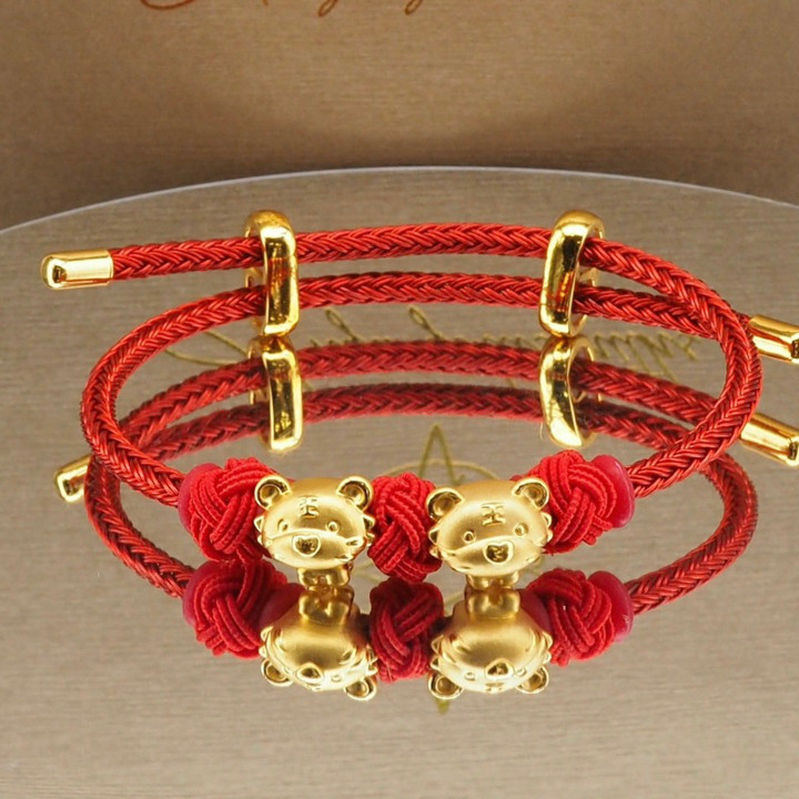 用 Anya 24K 金吊坠庆祝虎年