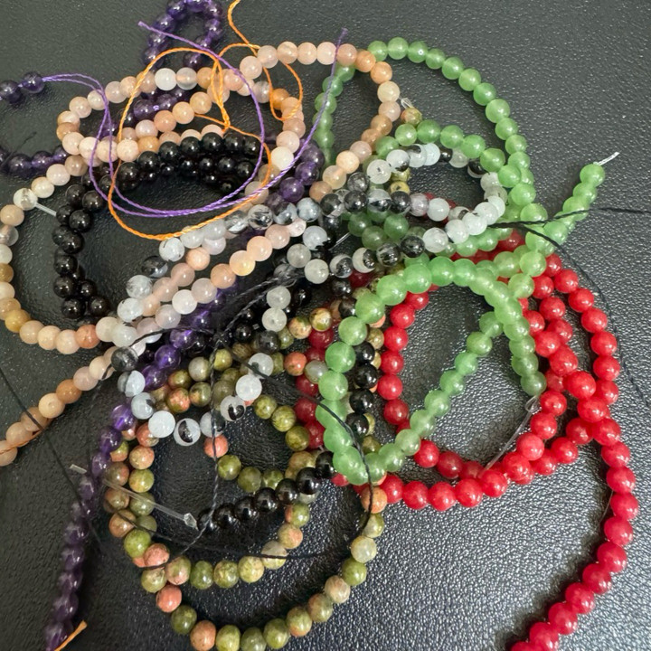 سوار ذهبي مزين بتعليقات | حجر كريم مبارك للحب والعمل