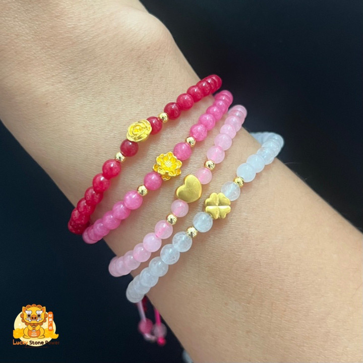 سوار ذهبي مزين بتعليقات | حجر كريم مبارك للحب والعمل