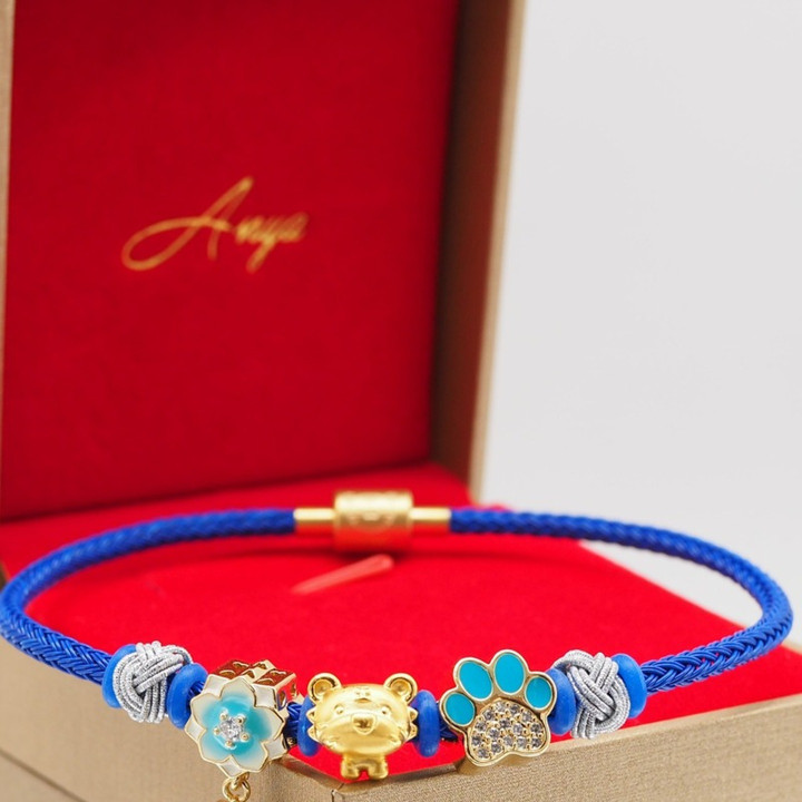 用 Anya 24K 金吊坠庆祝虎年