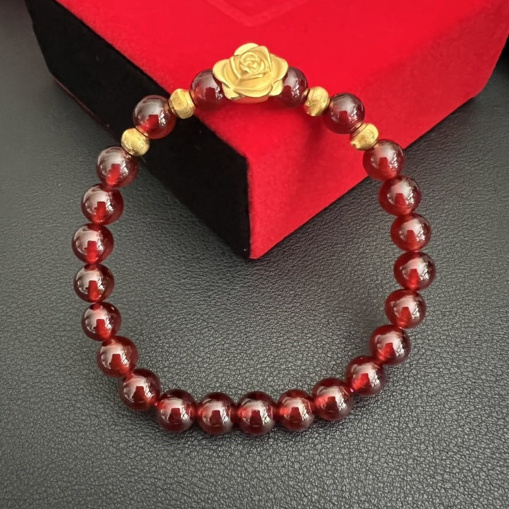 石榴石手链配金色吊坠 - 玫瑰金和黄金珠子