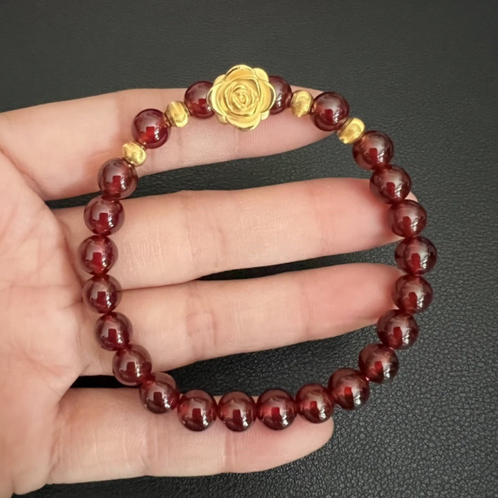 石榴石手链配金色吊坠 - 玫瑰金和黄金珠子