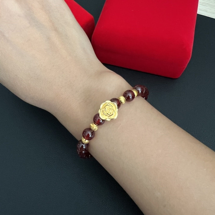 石榴石手链配金色吊坠 - 玫瑰金和黄金珠子