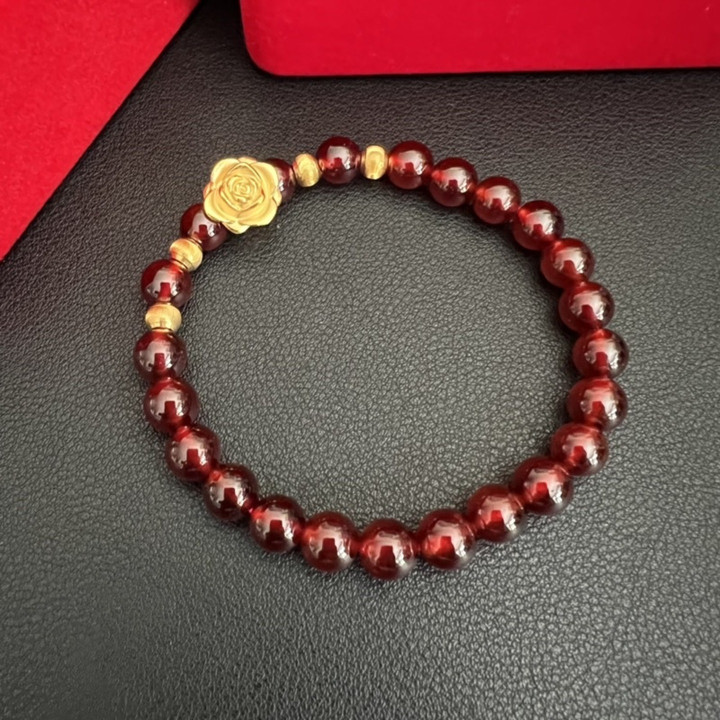 石榴石手链配金色吊坠 - 玫瑰金和黄金珠子