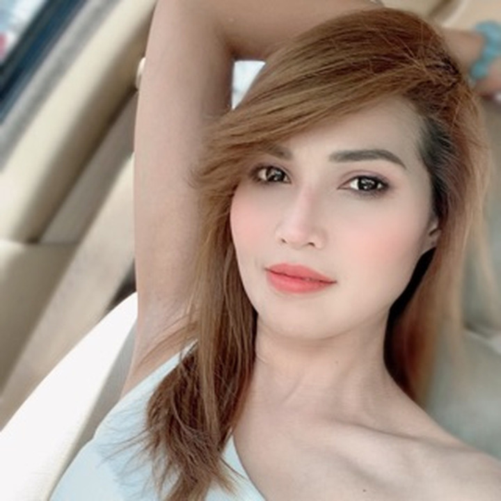 石榴石手链配金色吊坠 - 玫瑰金和黄金珠子