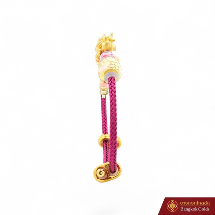 这款精美的曼谷黄金独角兽吊坠手链采用闪亮的99.99%纯金打造而成，并饰有一只奇幻的独角兽。