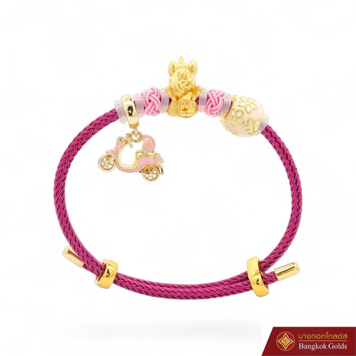 这款精美的曼谷黄金独角兽吊坠手链采用闪亮的99.99%纯金打造而成，并饰有一只奇幻的独角兽。