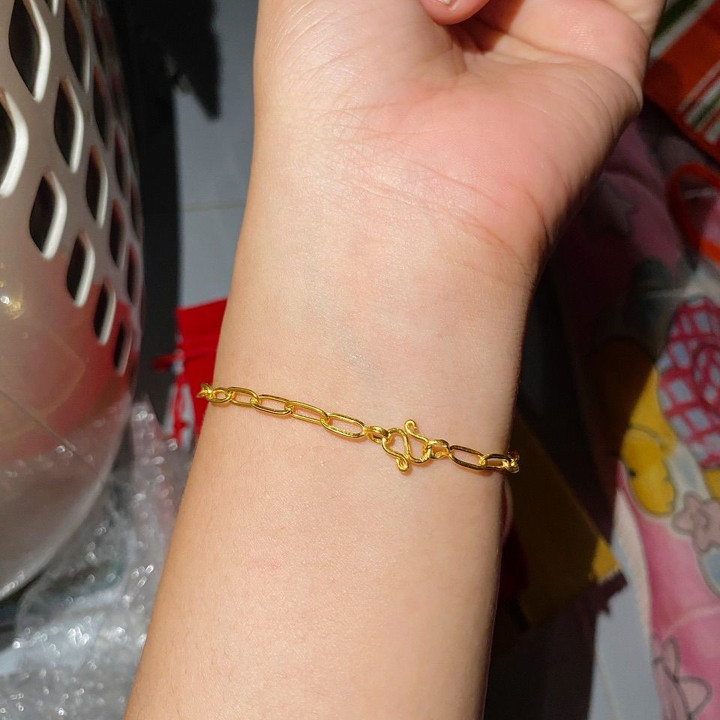 泰国黄金手镯：96.5%纯金，精美设计