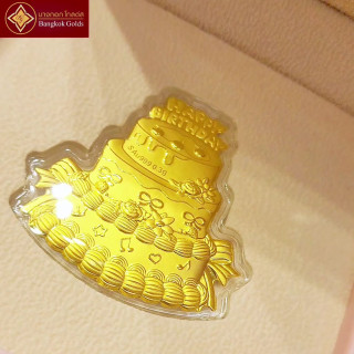 这款精美的 BangkokGolds 生日快乐黄金蛋糕由 99.99% 纯金打造而成，堪称独一无二、奢华至极的珍品。