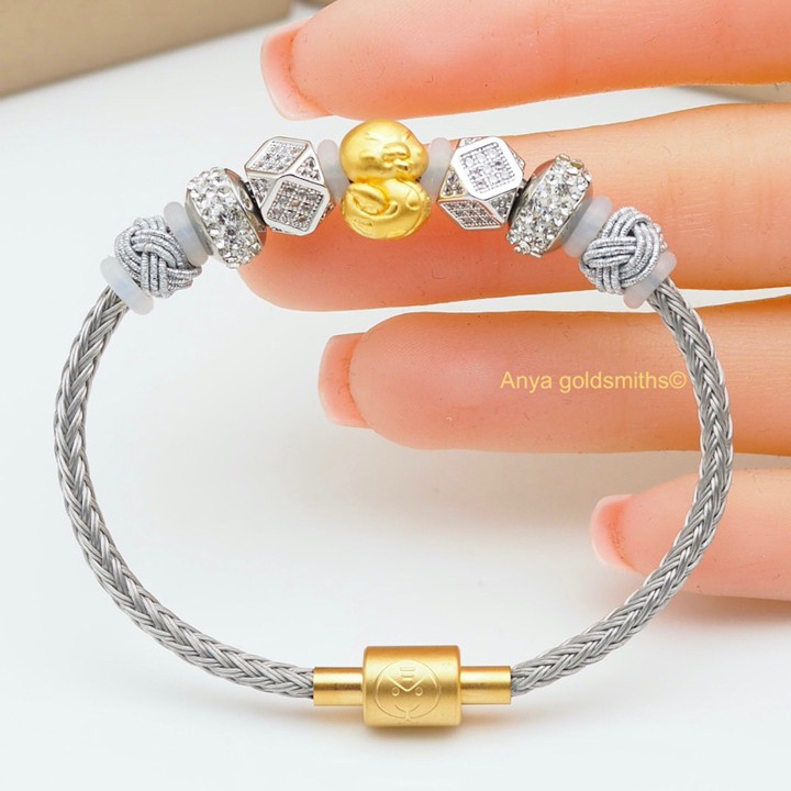 Anya 吊坠：蛇年款，99.99% 纯金