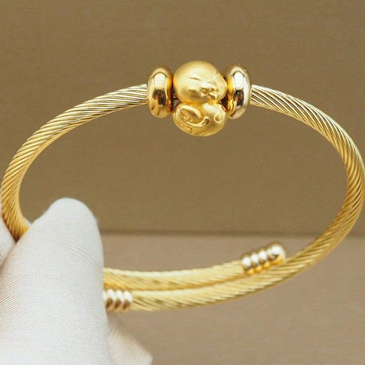 Anya 吊坠：蛇年款，99.99% 纯金