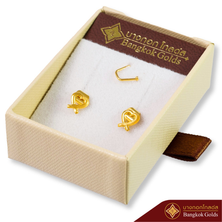 These enchanting Heart-Shaped Earrings capture the essence of love and beauty. Crafted from 75% pure gold, they shimmer with an 