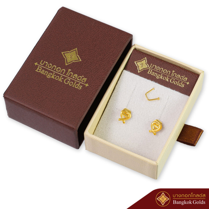 These enchanting Heart-Shaped Earrings capture the essence of love and beauty. Crafted from 75% pure gold, they shimmer with an 