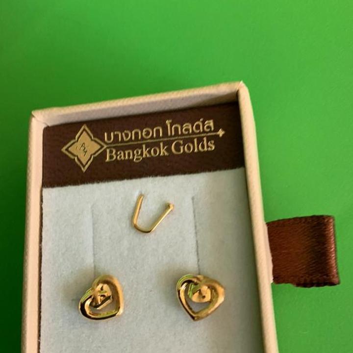 These enchanting Heart-Shaped Earrings capture the essence of love and beauty. Crafted from 75% pure gold, they shimmer with an 