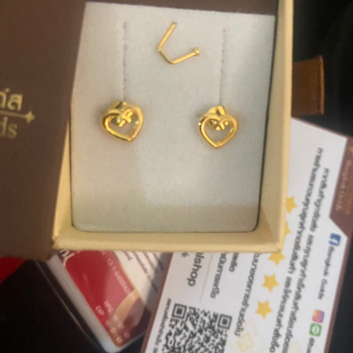 These enchanting Heart-Shaped Earrings capture the essence of love and beauty. Crafted from 75% pure gold, they shimmer with an 