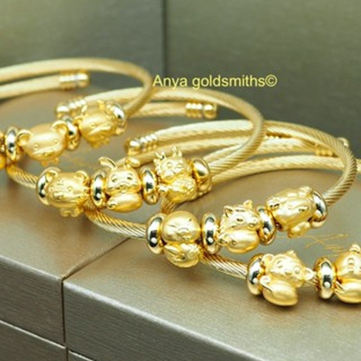 Anya 吊坠：蛇年款，99.99% 纯金