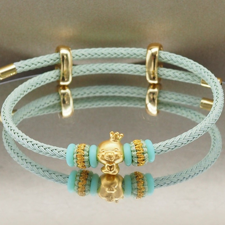 Anya 吊坠：蛇年款，99.99% 纯金