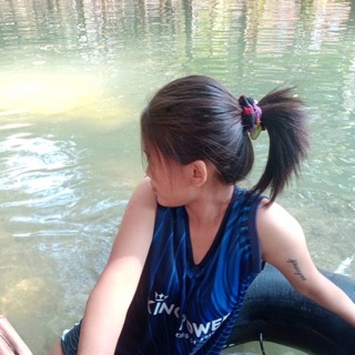 纯金“红色H”吊坠，饰以珐琅和镀金链