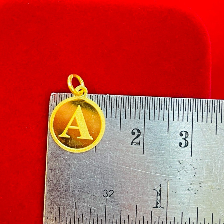 قلادة حرف من الذهب الخالص (1 غرام، 96.5% نقاء)