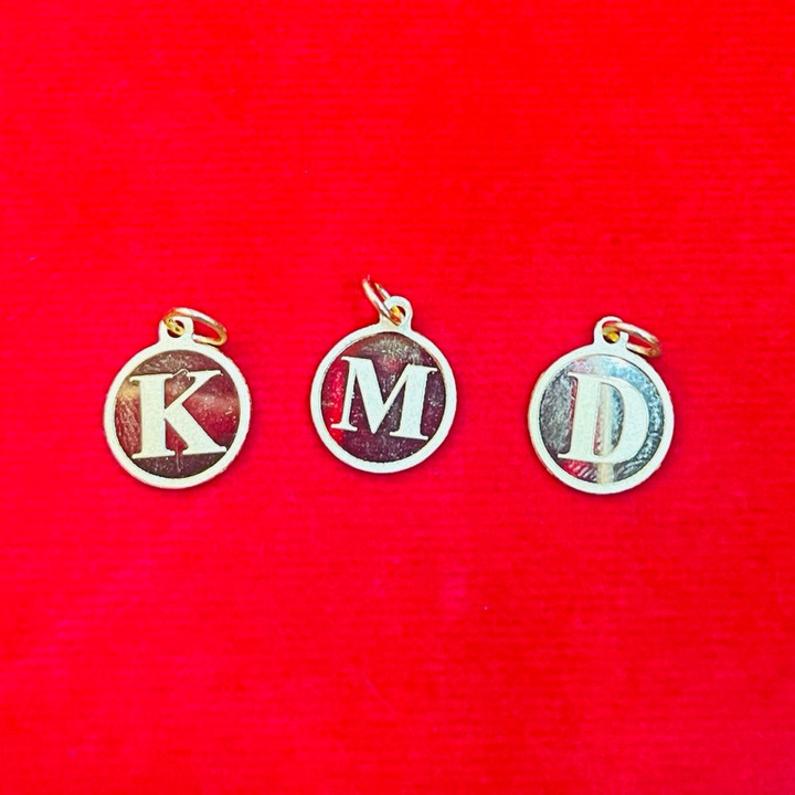 قلادة حرف من الذهب الخالص (1 غرام، 96.5% نقاء)