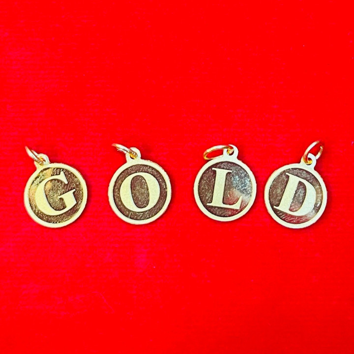 قلادة حرف من الذهب الخالص (1 غرام، 96.5% نقاء)