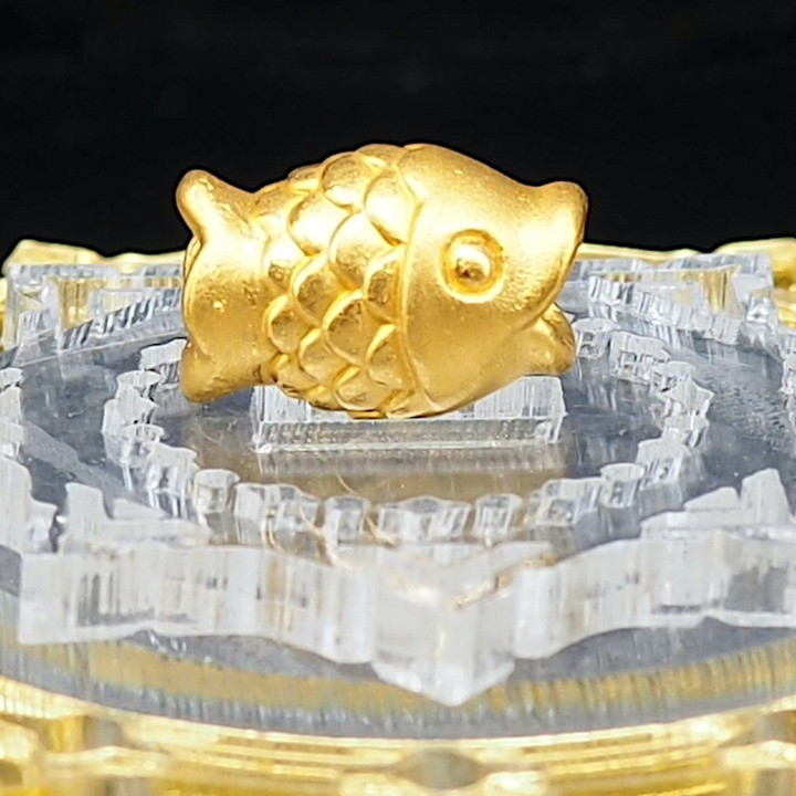 纯金安雅小鱼吊坠 - 小巧精致的礼物