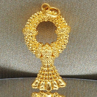 黄金安雅方向盘吊坠 | 99.9% 纯金，奢华风格