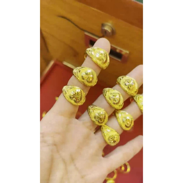 真金心形戒指，镶嵌钻石